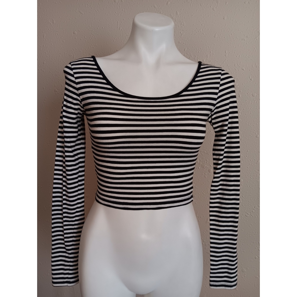 Forever 21 Black White Striped Long Sleeve Crop Top